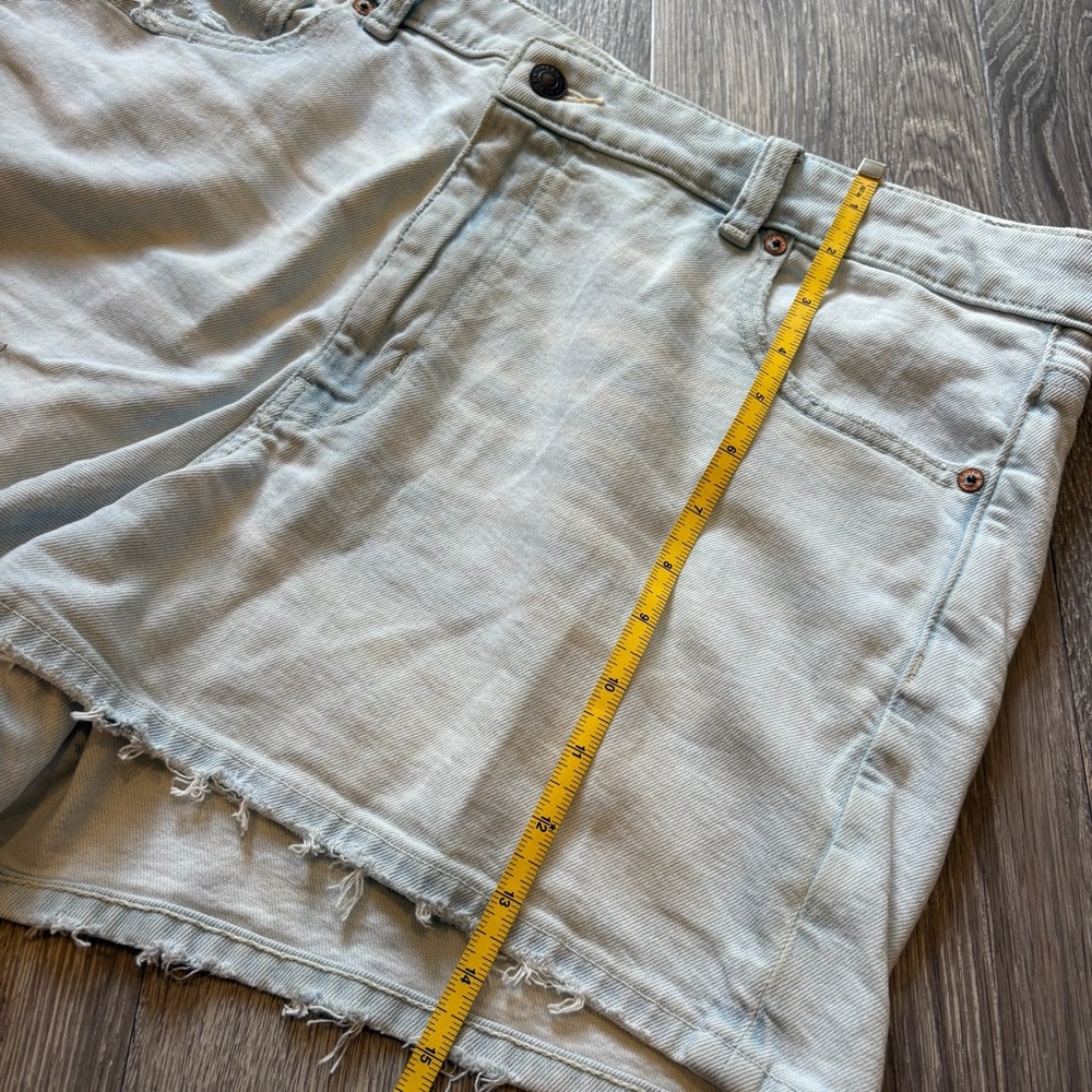 American Eagle Outfitters Light Wash Stretch Mom Jean Shorts - Picture 7 of 8